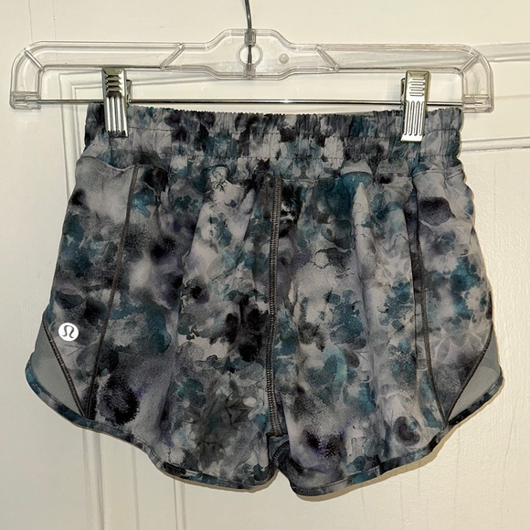 Lululemon Athletica Women's Athletic Shorts in Gray and Blue Pattern - Picture 3 of 3